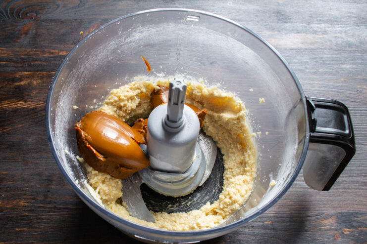 Dulce de leche espeso vertido en el procesador junto con la masa de frutos secos