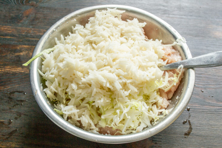 Arroz para los rollitos Arroz blanco cocido sobre la mezcla de carne y col