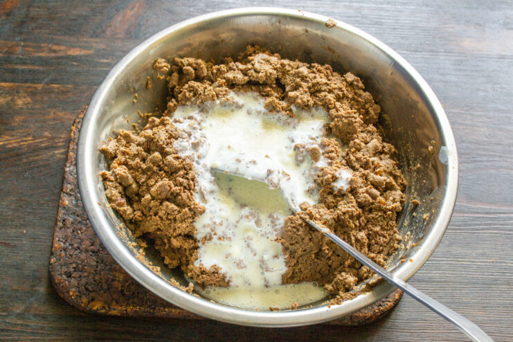 Mezcla con la leche Vertiendo la mezcla de leche en polvo sobre la pasta de hígado