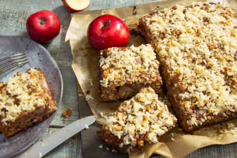 Tarta de manzana con coco rallado y nueces