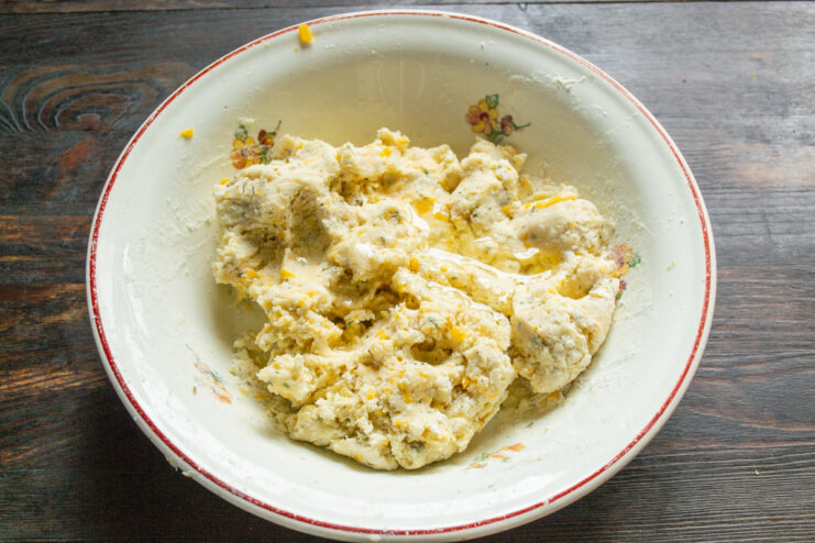 Amasado y reposo Masa de galletas de queso amasada y lista para reposar